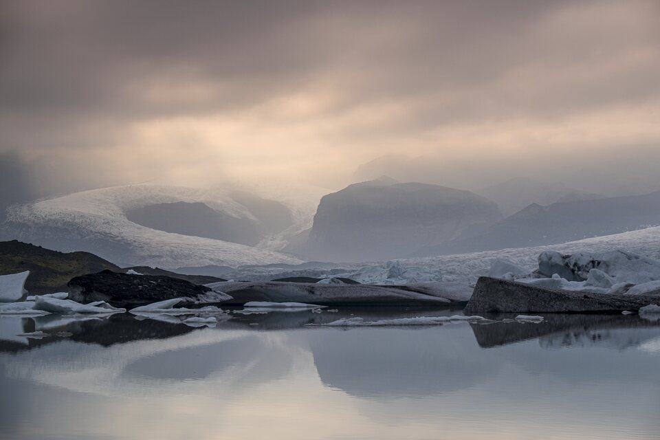 Le Fjallsárlón sous une voûte nuageuse
