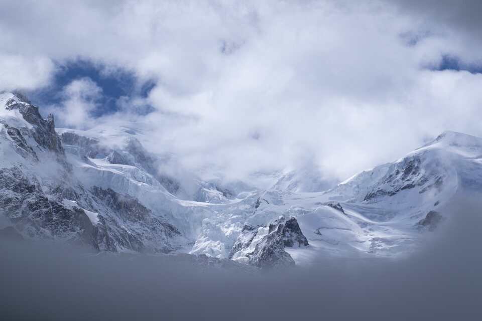 Le massif du Mont-Blanc dans les nuages