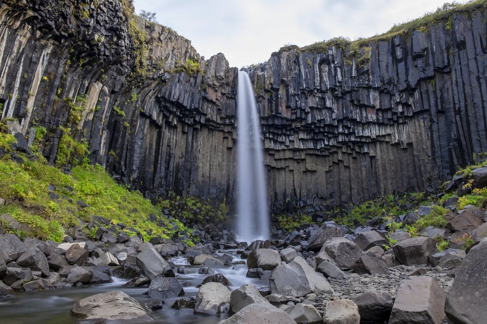 La beauté brute de Svartifoss et ses roches