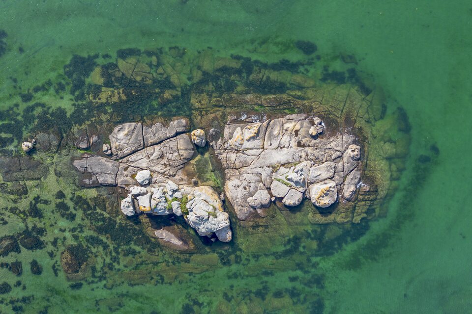 Les rochers de granit et lagons bleus
