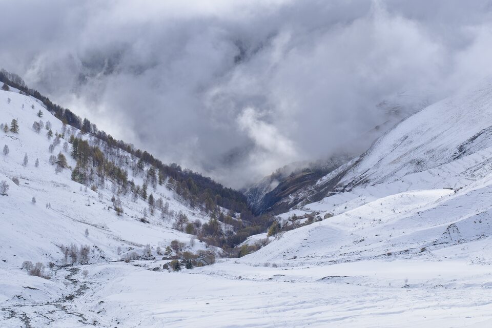 La majesté de la vallée sous un manteau de neige et de brume