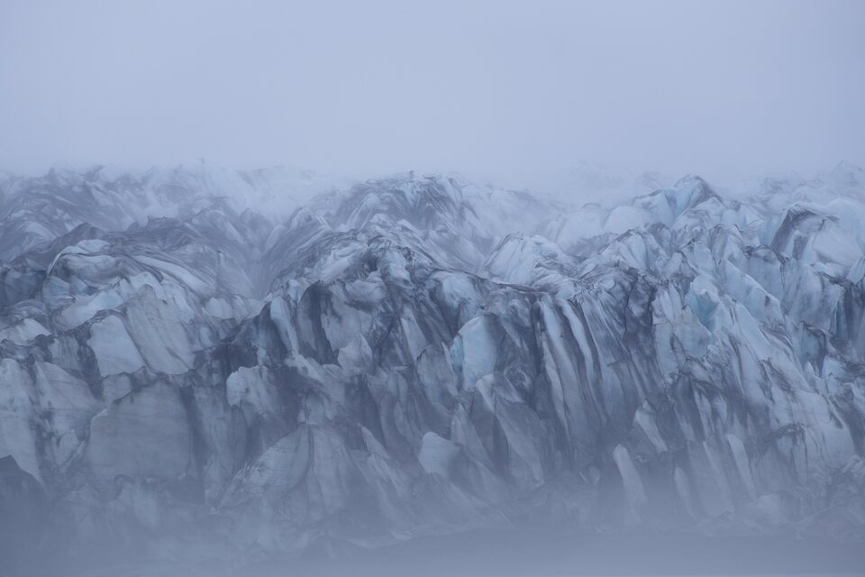Le front glaciaire du Fjallsjökull voilé de Brume