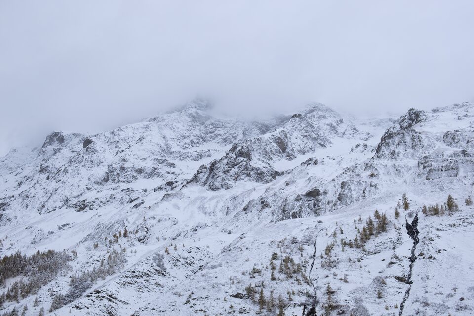 La neige enveloppe les sommets dans un manteau de mystère