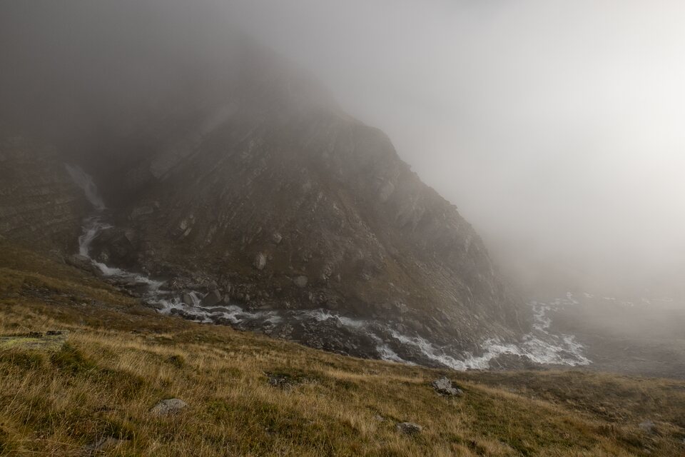 Le torrent du Maurian se fond dans la brume automnale