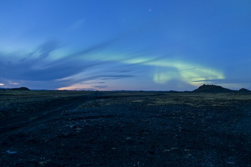 La danse des lumières célestes au coucher du soleil