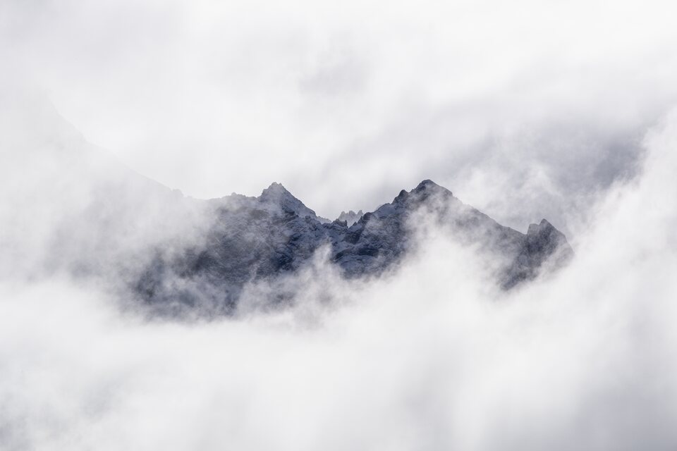 Les sommets émergent de la brume onirique
