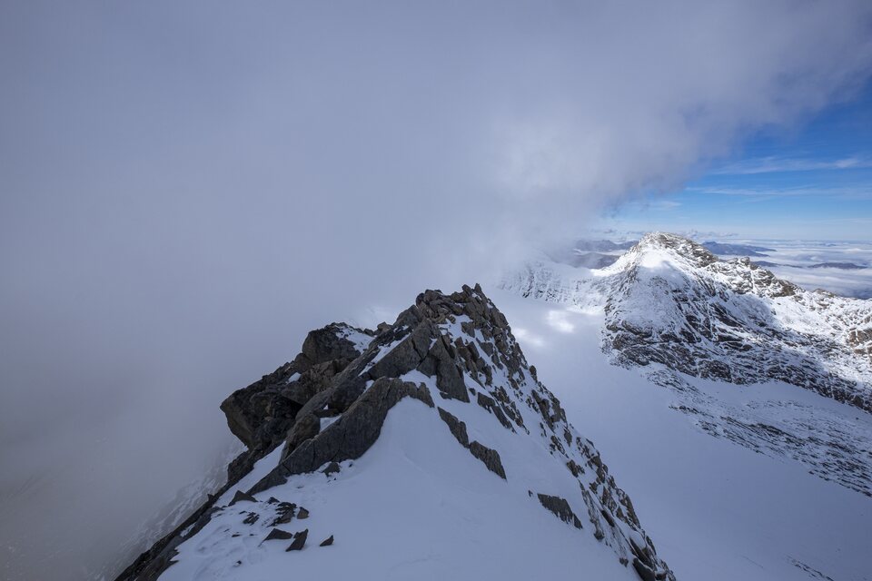 Les nuages embrassant l'Aiguille du Goléon