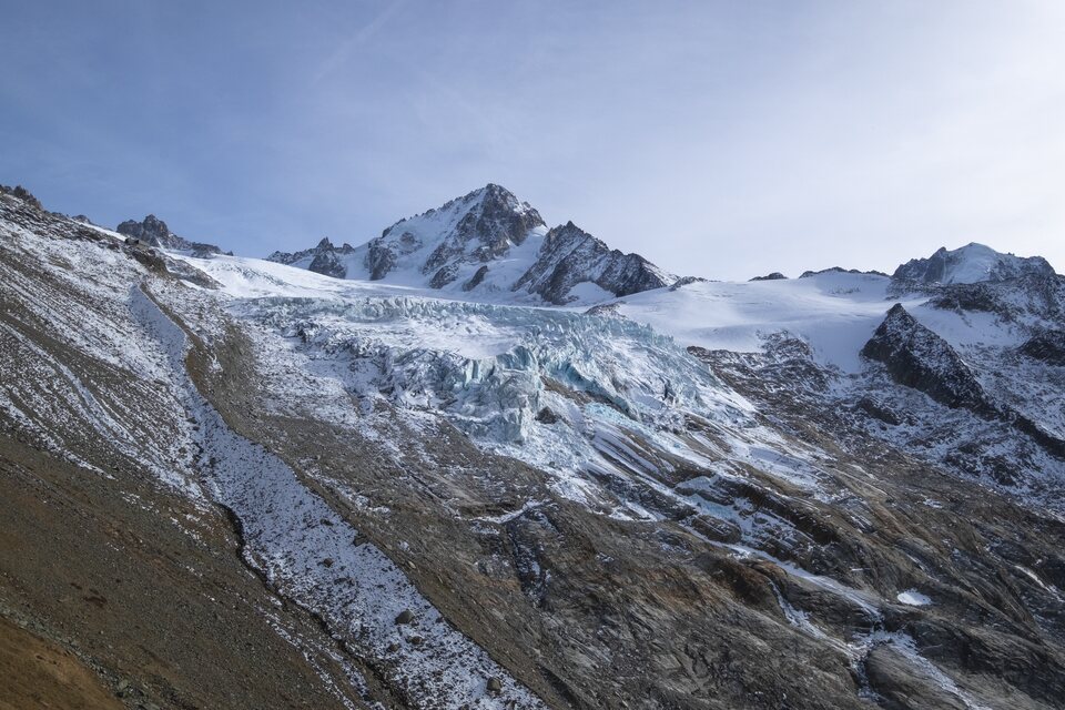Les séracs majestueux du glacier du Tour sous un ciel limpide