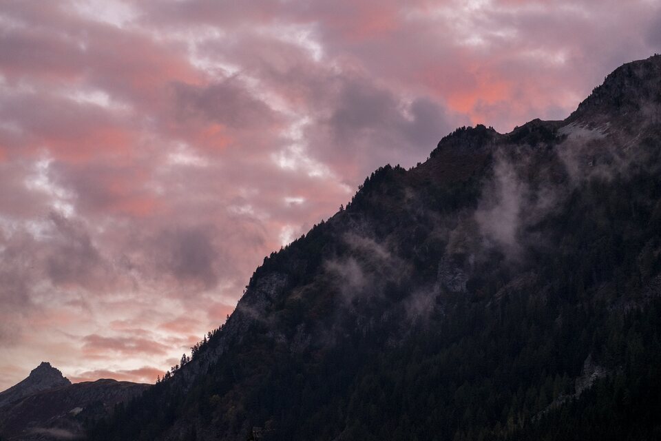 Les sommets de Valfréjus sous un ciel teinté de rose
