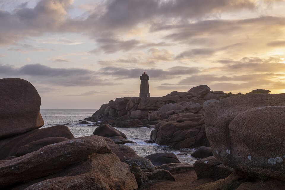 Le phare de Mean Ruz sous la lumière du matin